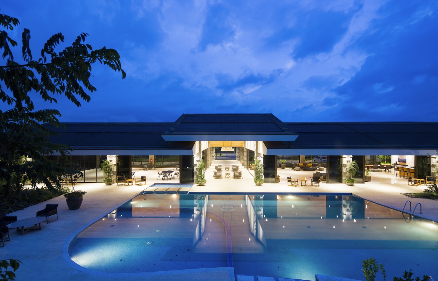 Modernes Hotel mit Pool und Wellnessbereich – Kalkschutz für Bäder, Housekeeping und Technik